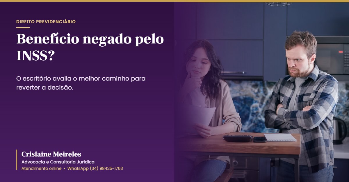 Benefício negado pelo INSS: casal preocupado lendo a carta de indeferimento